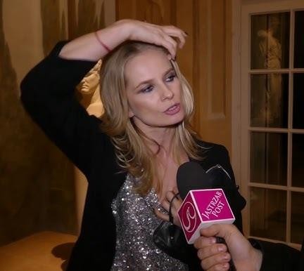 Magdalena Cielecka, uśmiechnięta, w swobodnej interakcji, zdjęcie w stylu Instagrama.