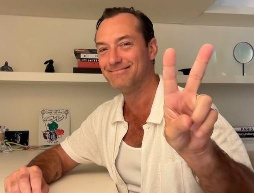 Jude Law na scenie teatralnej, ukazujący swoje teatralne korzenie i pasję do aktorstwa scenicznego.