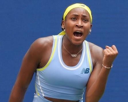 Coco Gauff trenująca na korcie tenisowym w Delray Beach na Florydzie, w tle palmy i błękitne niebo.