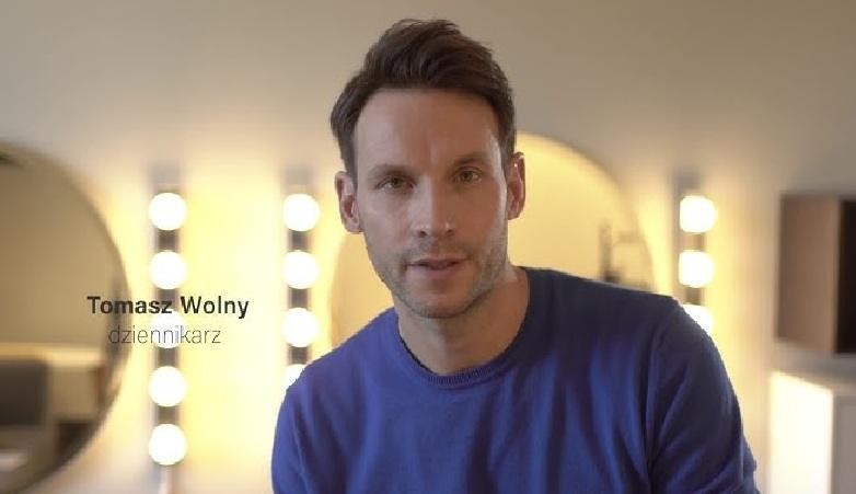 Tomasz Wolny z żoną Agatą Tomaszewską i trojgiem dzieci, Zofią, Tymonem i Halszką, w ciepłej, rodzinnej atmosferze.