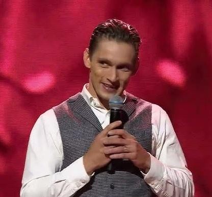 Filip Gurłacz w charakteryzacji i kostiumie, dynamicznie występujący na scenie programu 
