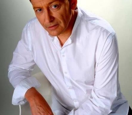 Jacek Borkowski w studiu nagraniowym, nagrywający dubbing.