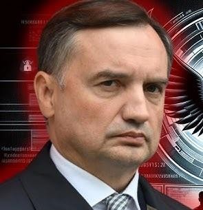 Zbigniew Ziobro podczas wystąpienia publicznego, z ekspresją skupienia i zaangażowania.