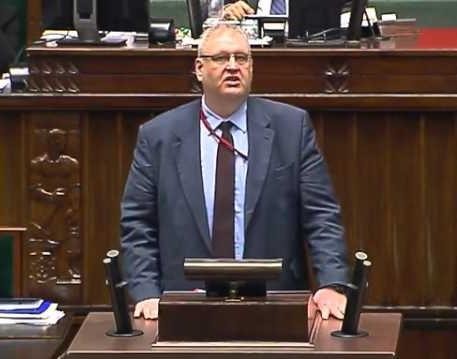 Grafika symbolizująca przenikanie się polityki i wymiaru sprawiedliwości w Polsce, z abstrakcyjnymi elementami nawiązującymi do instytucji prawnych i politycznych.
