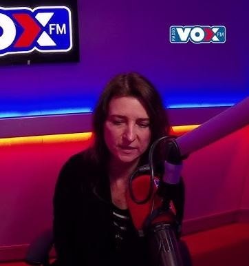 Renata Dąbkowska śpiewająca na scenie podczas koncertu, z mikrofonem w dłoni, oddająca energię i pasję występu.