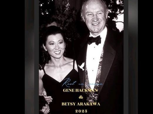 Gene Hackman i Betsy Arakawa w swoim domu w Santa Fe, podkreślający ich prywatność i wzajemne wsparcie.