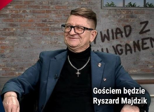 Symboliczne przedstawienie działalności Ryszarda Majdzika w opozycji PRL, ukazujące kolportaż prasy podziemnej i atmosferę walki o wolność.